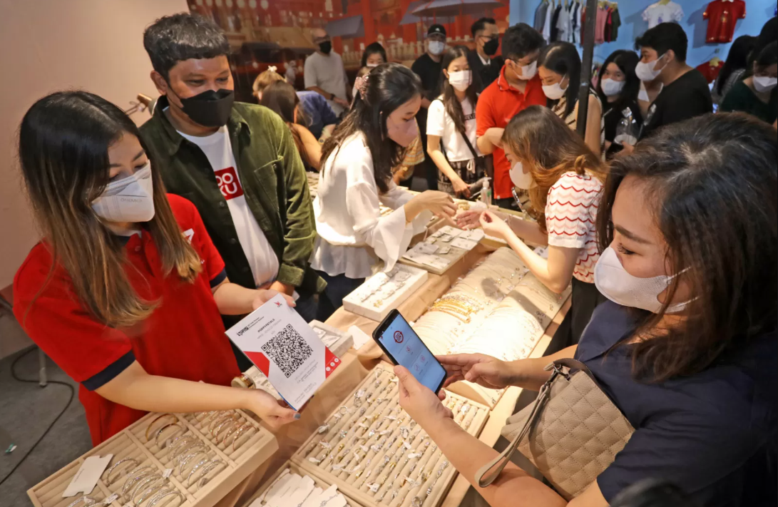 Pengunjung toko melakukan pembayaran menggunakan QRIS di acara bazar kuliner | Jawa Pos (Puguh Sujiatmiko)